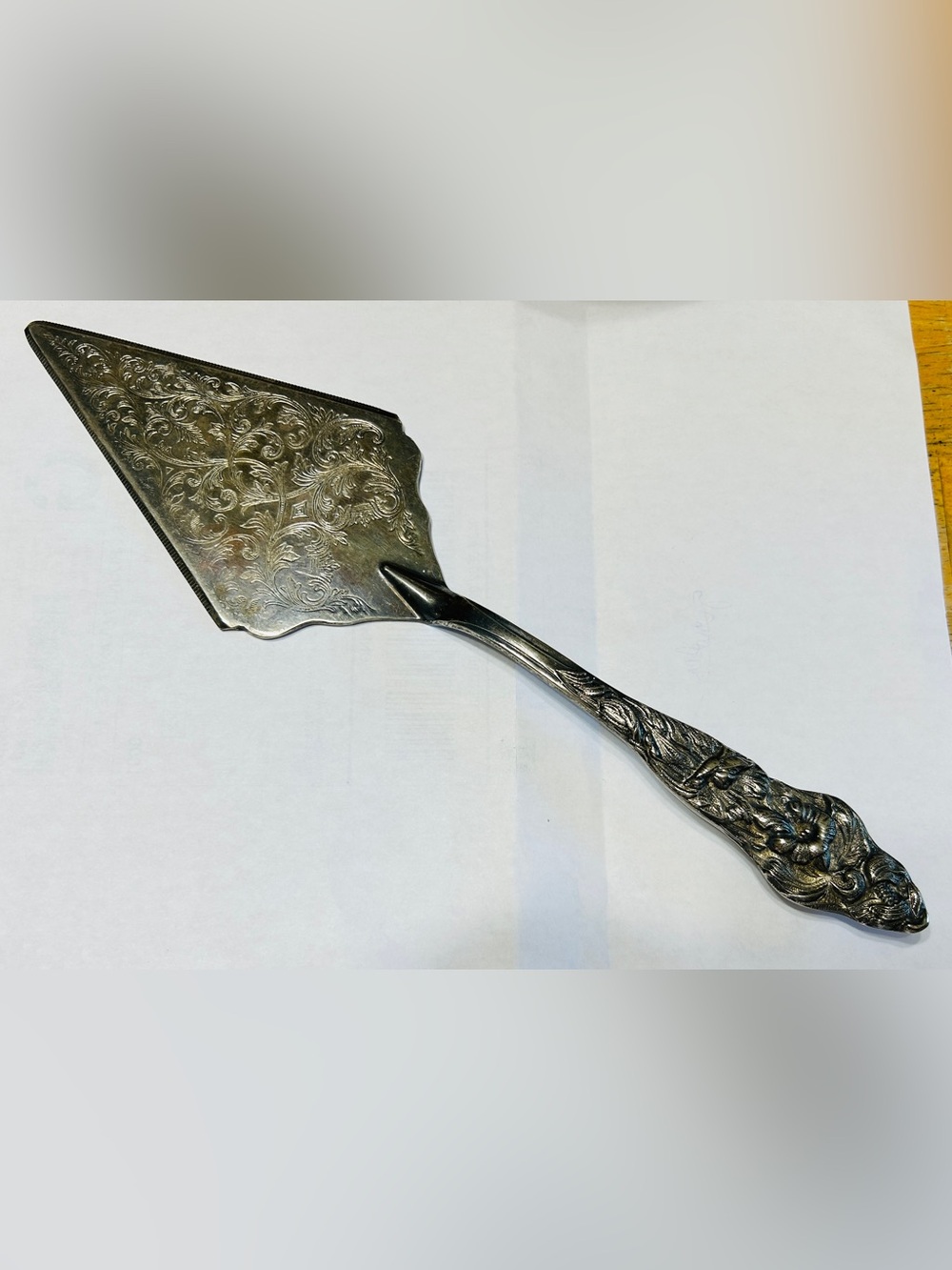 Vintage cake server with serrated edges. Silver plated.